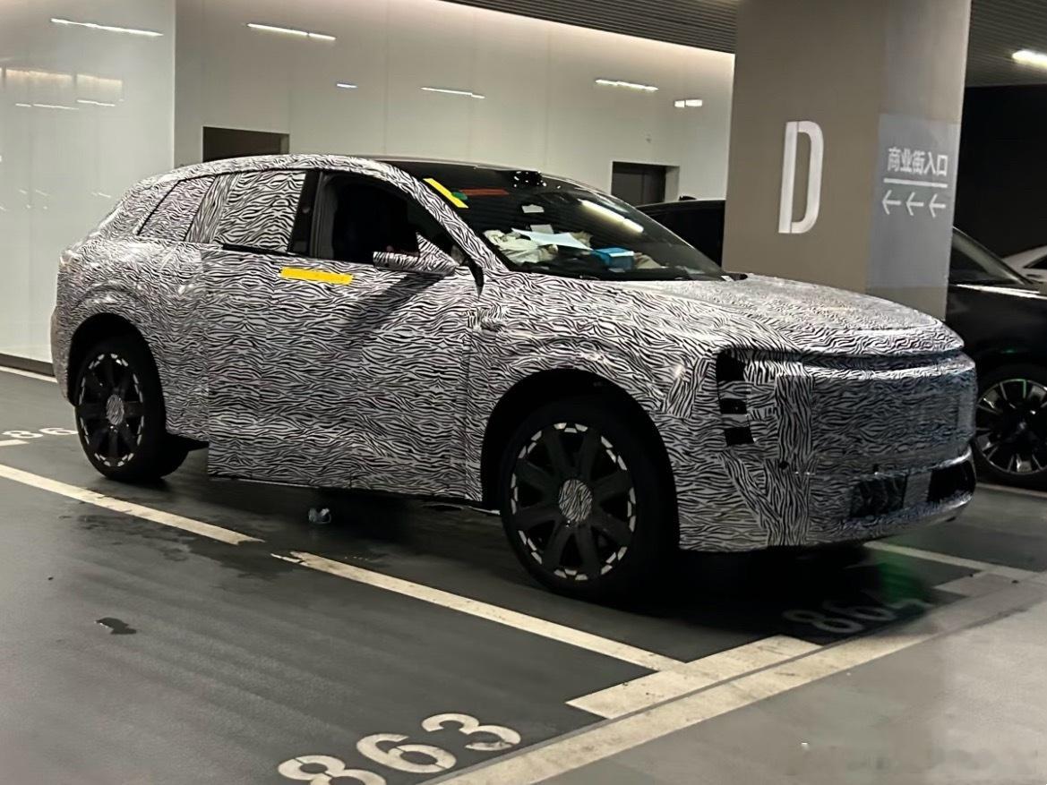 据说是上汽奥迪E8，看样子是台大5座SUV，应该比E5Sportback更好卖