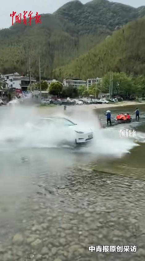 “笑不活了！”4月6号，安徽宣城，一男子开车驶过涉水路段时，想用这个水洗一下车，