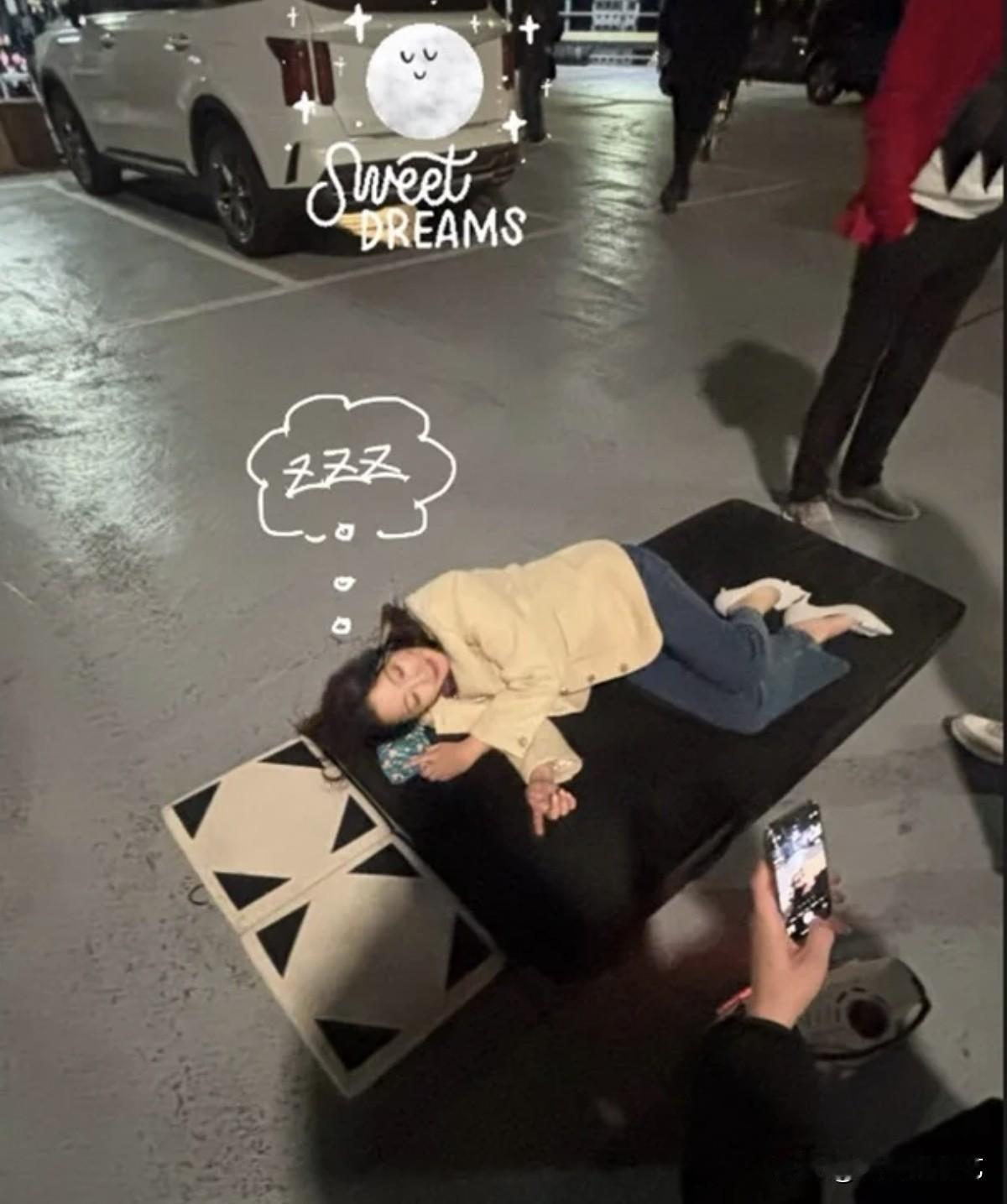 12日，演员金喜善在自己的Instagram上传了照片，并配文“祝大家做个好梦”