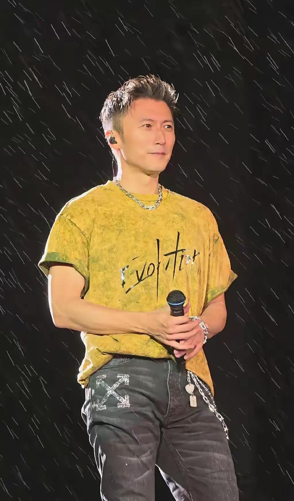 谢霆锋惊讶了，品牌方也惊讶了。他们都没有想到，广州演唱会居然是谢霆锋用的发胶