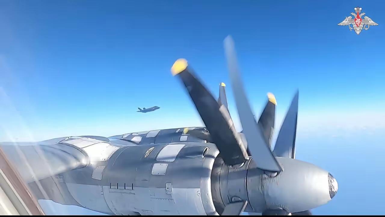 中国歼-16对决日本F-35A！中俄联合巡航中的空中较量当地时间2025年