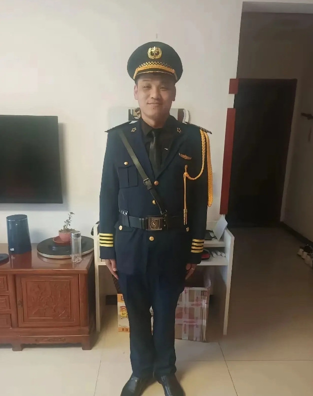 这位兄弟在他们自己单位属于什么级别领导