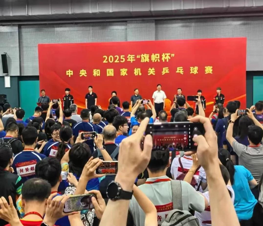 王励勤带三个运动员参加活动，四个人，三个都姓王，还有一个是老王家的！看来国乒今