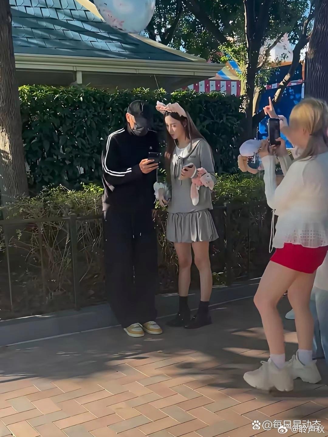 黄子韬夫妻俩现身上迪游玩，庆祝徐艺洋的29岁生日，还是太甜了​