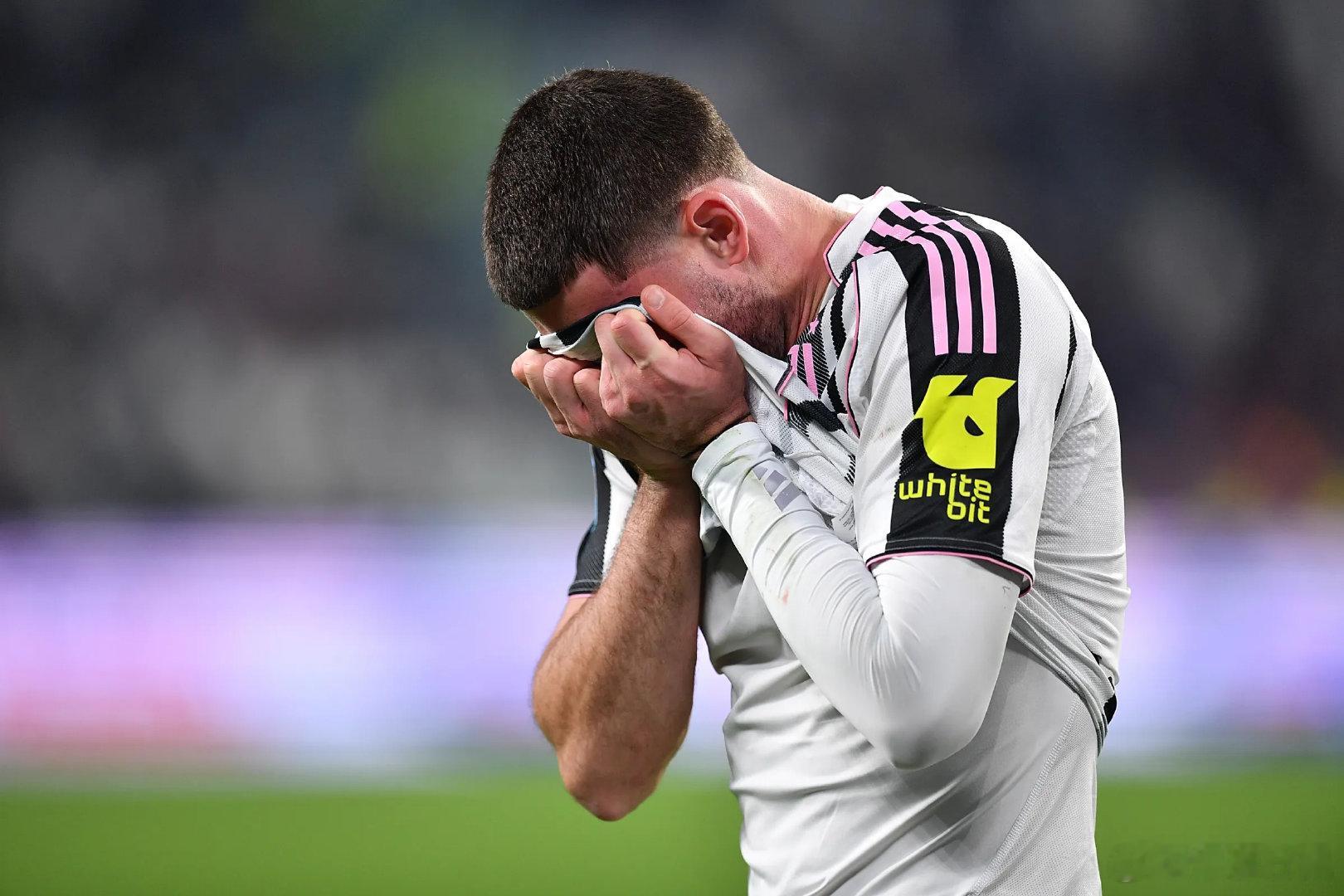 【伤停】《米兰体育报》：25岁的尤文图斯前锋弗拉霍维奇在对卡利亚里的比赛中伤退，