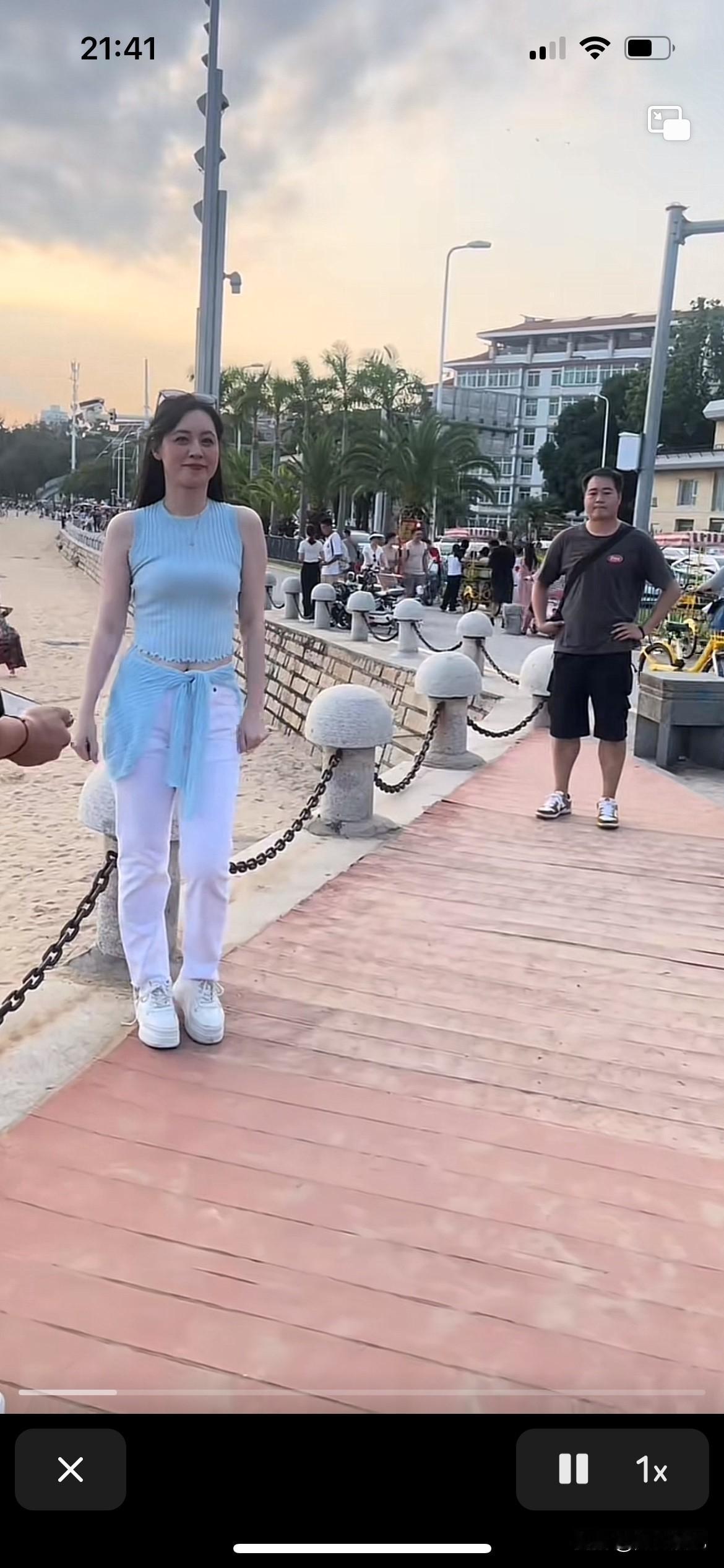 唐艺老师也不是很肥啊，看看这个身材，就是少女身材，很多人都羡慕呢，为什么那么多人