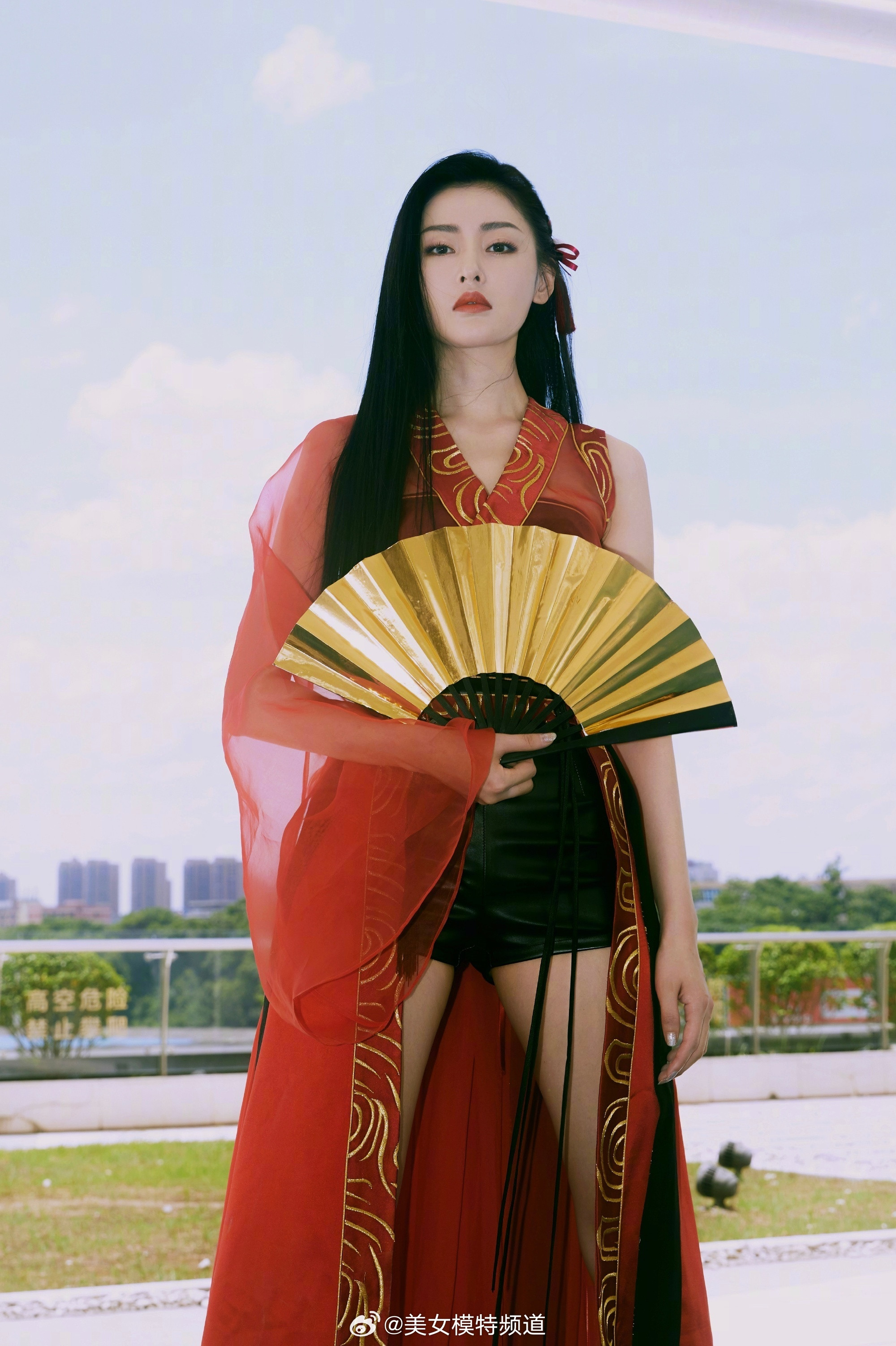 张天爱红裙美腿写真