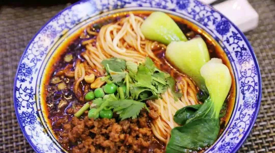 你敢信吗？你在面馆吃的面，饺子馆吃的饺子，在饭店吃的菜，有可能是别人剩的！这事儿