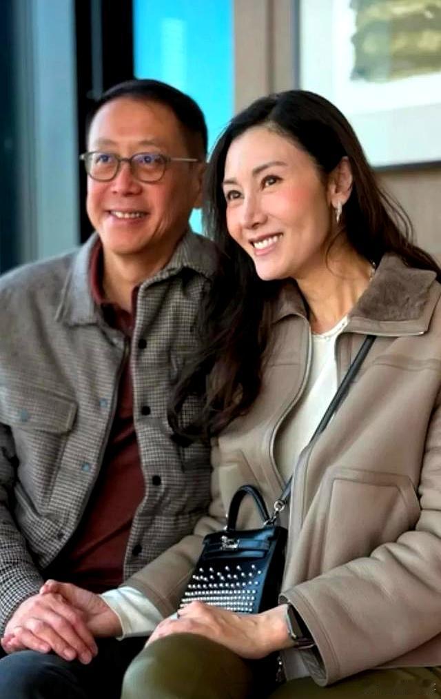 朋友圈的尽头是炫耀，而豪门炫耀的尽头，往往是一种返璞归真的行为艺术。最近，李嘉欣