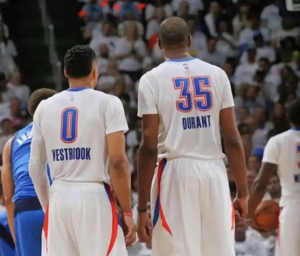 当威少回到雷霆主场——全场欢呼声雷动……当杜兰特回到雷霆主场——全场嘘声四起…