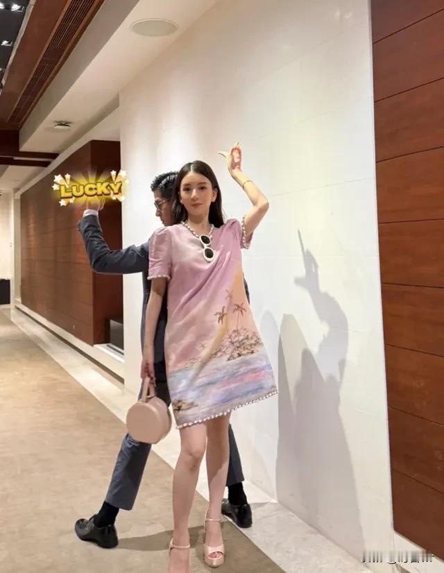 方媛晒日常穿搭再现孕味，郭富城给老婆当人肉靠垫，被调教的真好方媛郭富城