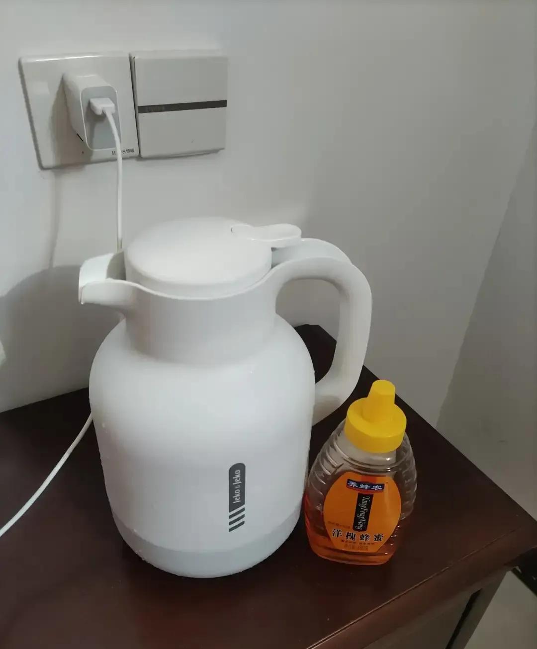 儿子听说我妈夜里摸黑去厨房摔了，第二天就拎回一个巴掌大的保温瓶，灌满热水塞在我床