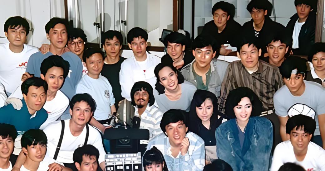 1990年，成龙在摩洛哥沙漠拍摄《飞鹰计划》，成家班有人要求涨工资，结果拍摄完成