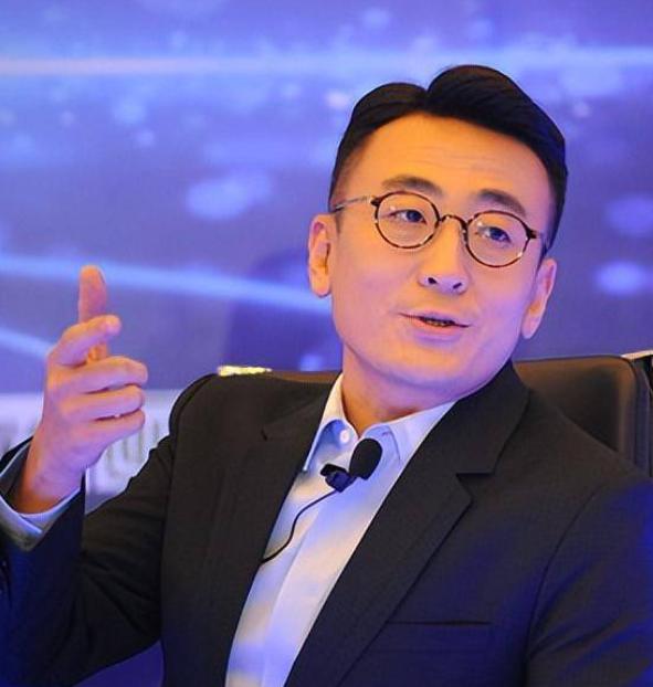 向来对个人生活讳莫如深的窦文涛，近日在与鲁豫的访谈中，罕见地撕开了自己的情感防线
