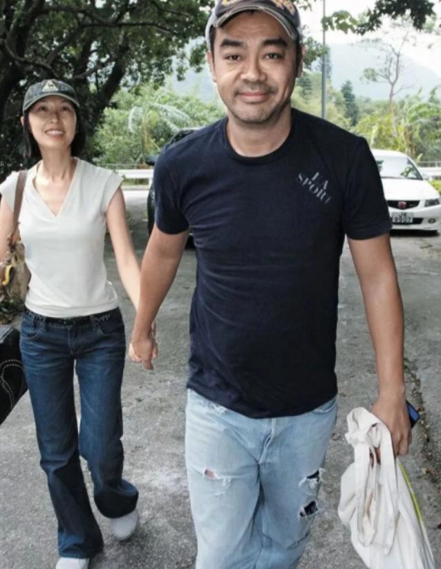 一天晚上，郭蔼明正在厨房炖汤，刘青云突然抱着她说：“我们离婚吧。”郭蔼明大惊，等