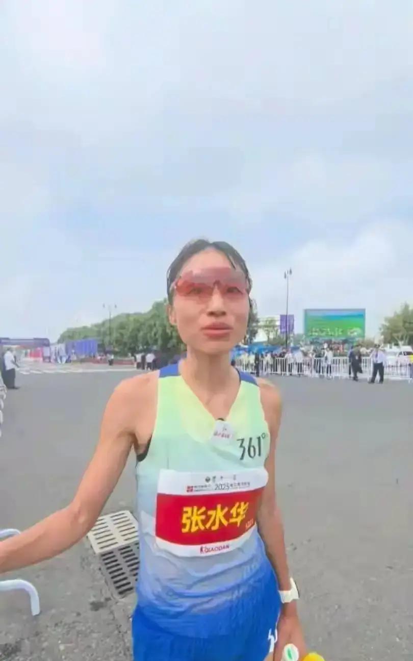 “最快女护士”这个光环，终于碎了一地。福建医大附一医院的一纸处分，撕开了张