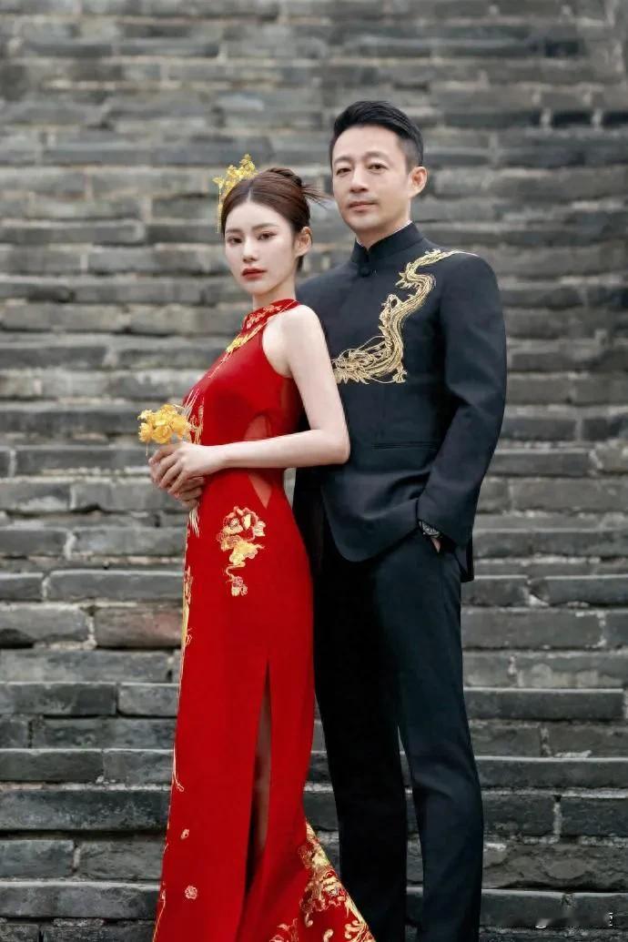 汪小菲和马筱梅婚礼非常隆重，中式小院雅致又温馨，亲友围坐祝福满满，简单仪式藏着用