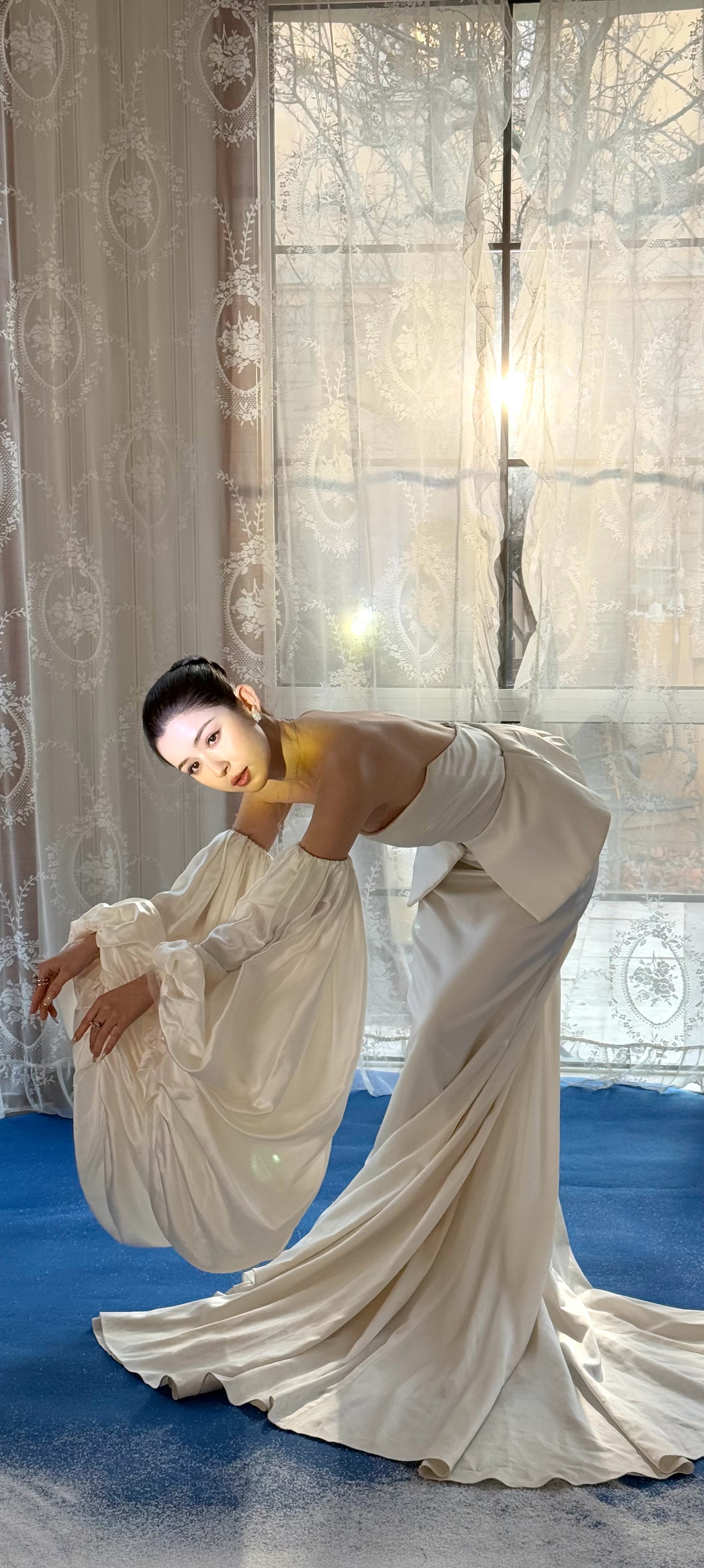 哈妮克孜异域风情穿搭壁纸：白裙美背，仙气十足。哈妮克孜