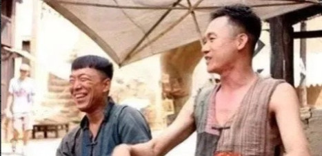 1999年，黄渤在酒吧驻唱，一个月能赚1万5，有一天，黄渤的发小高虎跟他说：兄弟