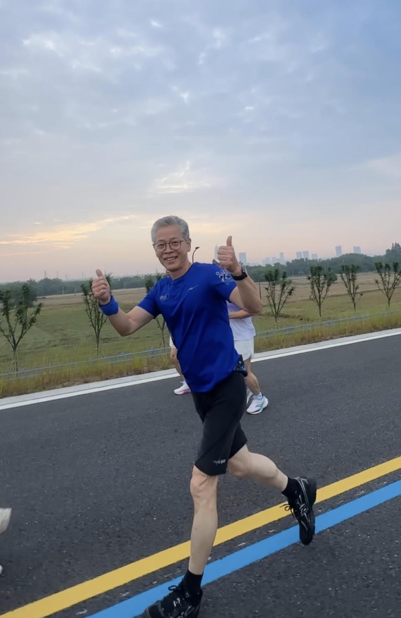 能量层级决定人生高度！跑步，是普通人最低成本的改运修行美国心理学家霍金斯曾提