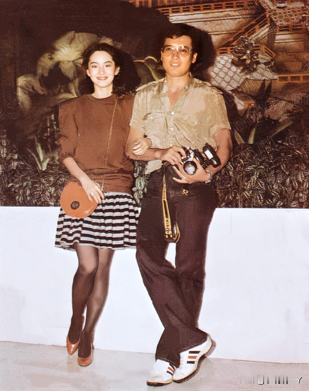 这是林青霞与未婚夫秦祥林的一张留影老照片，拍摄于上世纪80年代初期。那时候林青霞