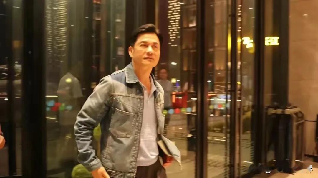 你告诉我：这是马上奔70岁的人？打死也不敢信！但人家吕良伟就是马上要过70岁大