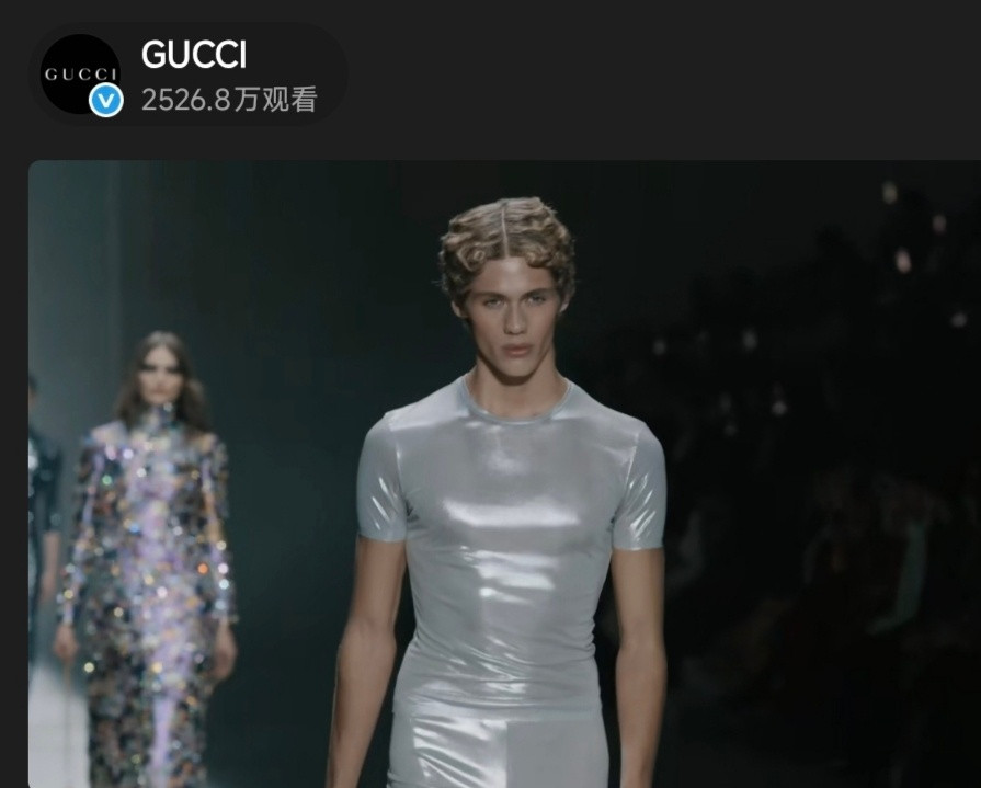 肖战亮相Gucci秀场肖战这🐻、这🍑、这腰身、这手臂，线条太诱人了，想看肖战
