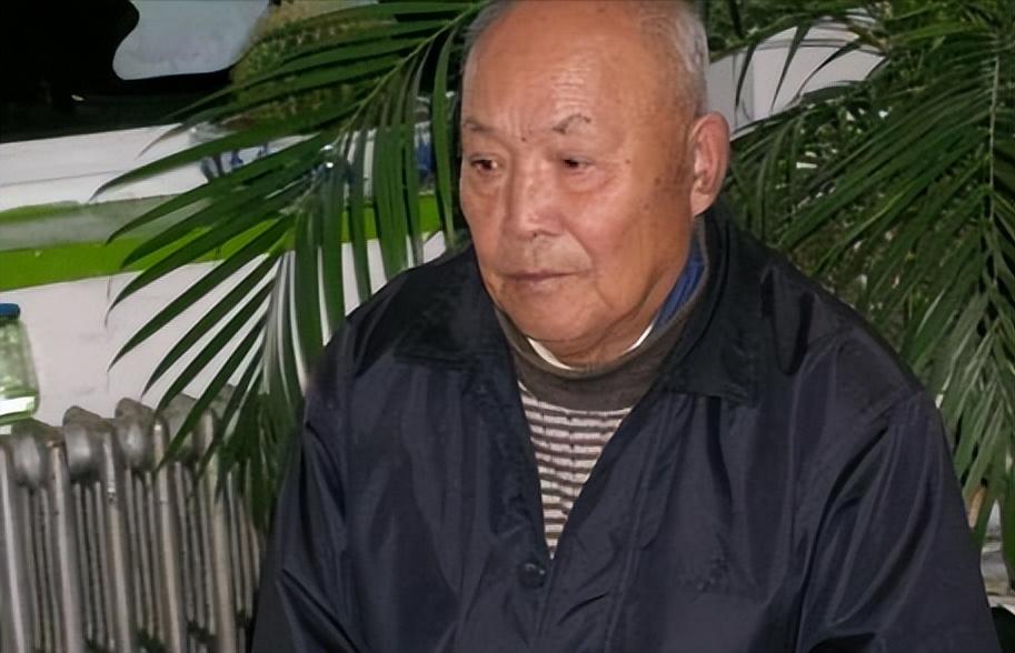 1986年，一位湖南的农民，独自前往北京，他怀着激动的心情想要见见老战友，看到警