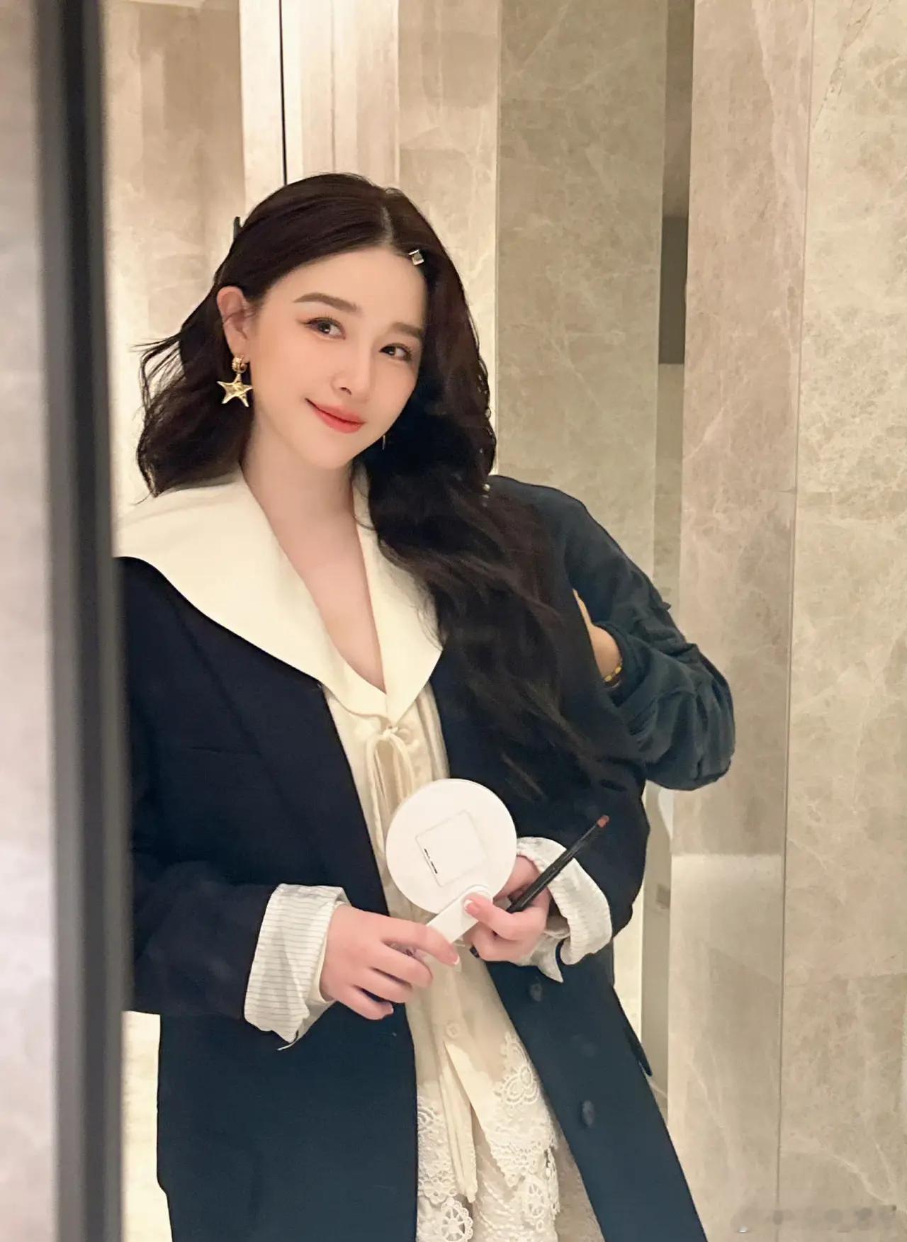 阚清子老公帅不帅，我不知道；阚清子老公多有钱，我也不知道；但有一点我能确定，他对