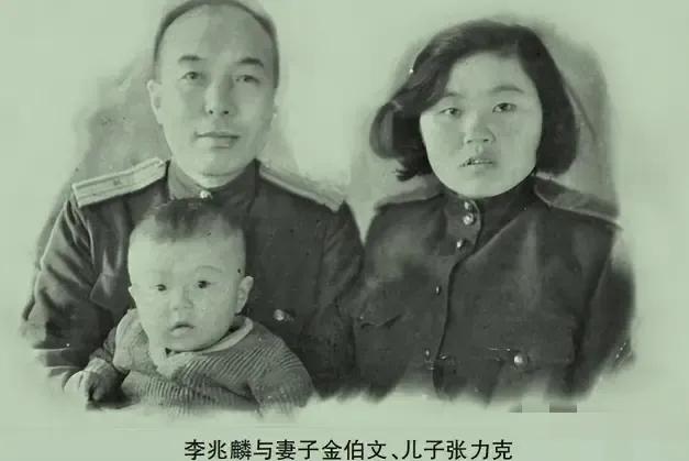 1941年，李兆麟狠心把半岁的儿子扔在深山，妻子嚎啕大哭，他拔出手枪对着妻子，怒