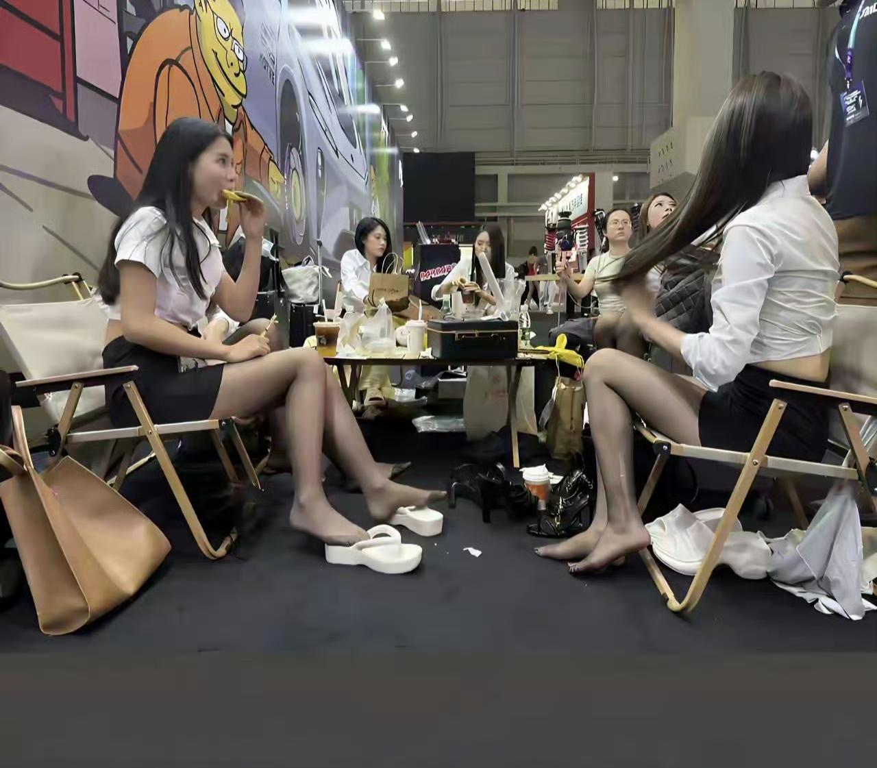 某国际会展中心，后台休息的礼仪小姐姐们