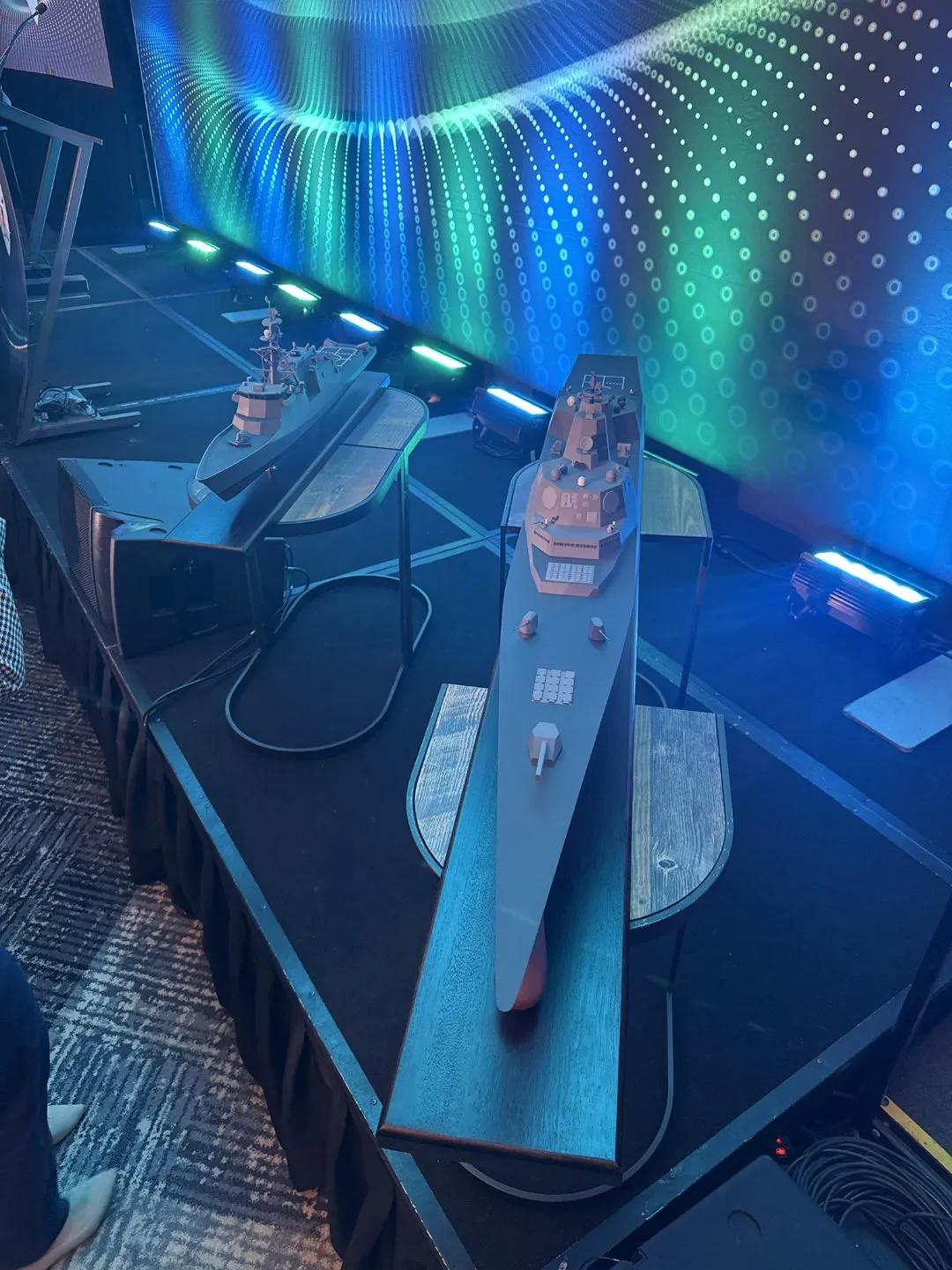 特朗普级导弹战列舰BBG(X)和新型护卫舰FFG(X)的模型公开展示。亨廷顿·英