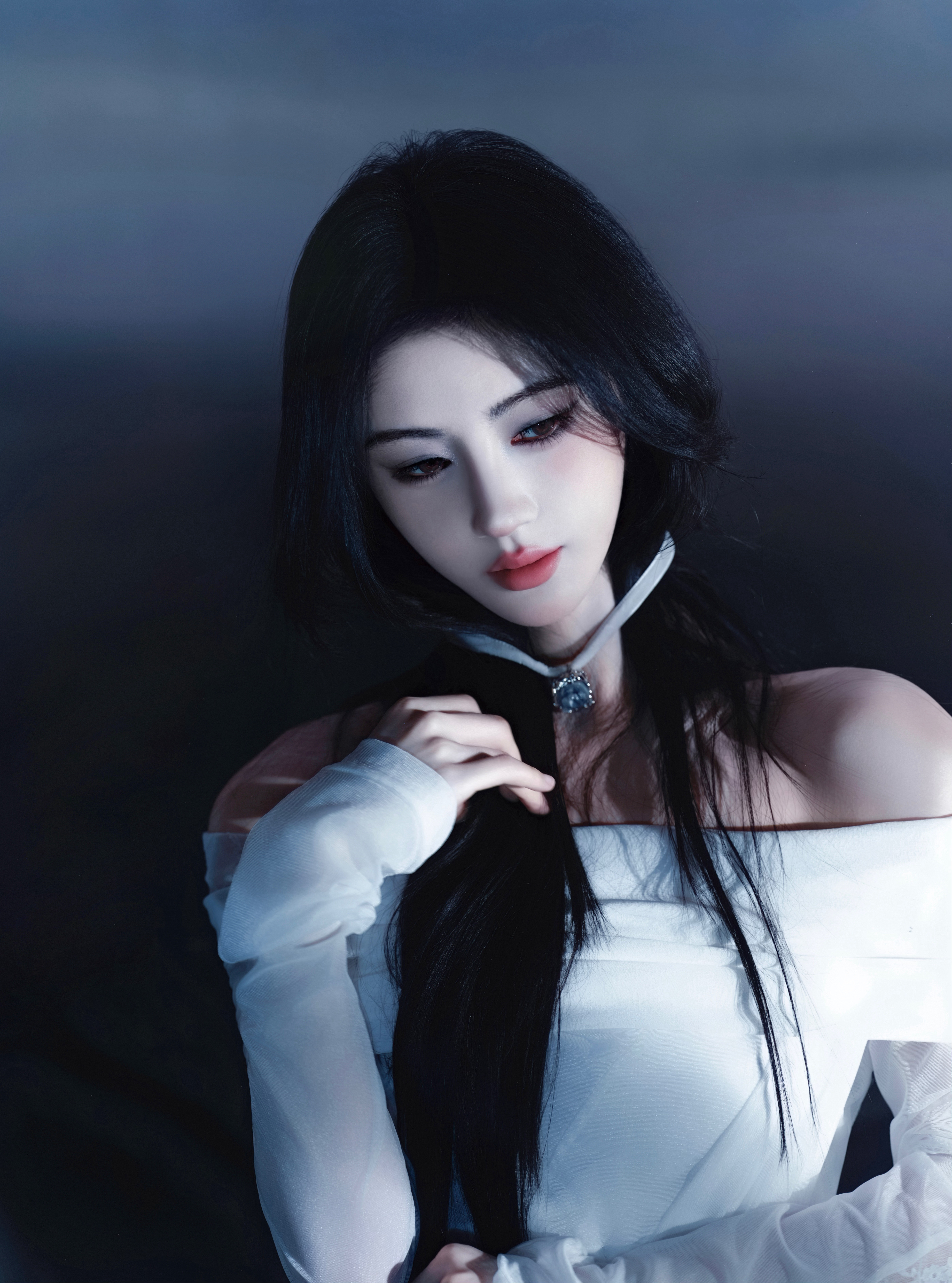 鞠婧祎今日份剧宣写真大片，身着一字肩薄纱开衩裙装，佩戴宝石Choker，氛围感蛮