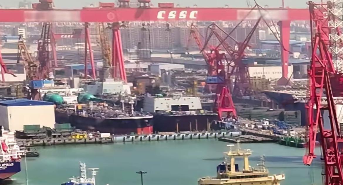 中国海军这手藏得太绝了，5月21日官方首次公开证实，中国正在打造一艘史无前