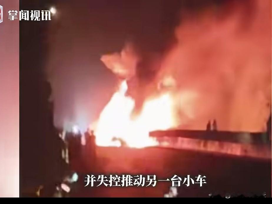 太心痛了！湖南怀化，国庆假期出游的车辆暴增，人们都着急到旅游点，高速上的车跟的都