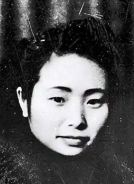 1949年，渣滓洞大屠杀，枪声刚想起，盛国玉率赶紧倒地装死，后来特务挨个补枪，还