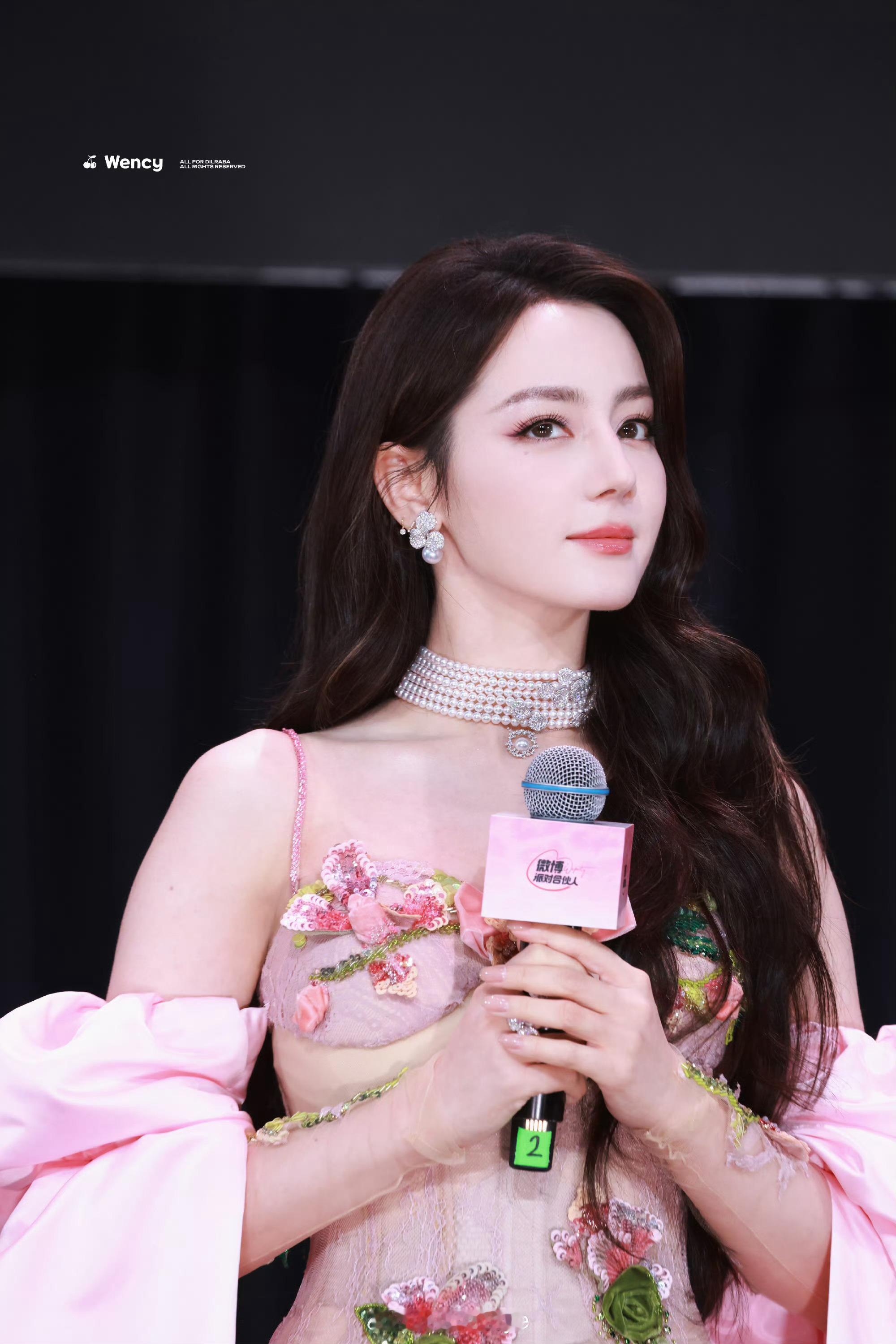 迪丽热巴神图有了迪丽热巴羞答答的玫瑰静悄悄的开🌹​​​