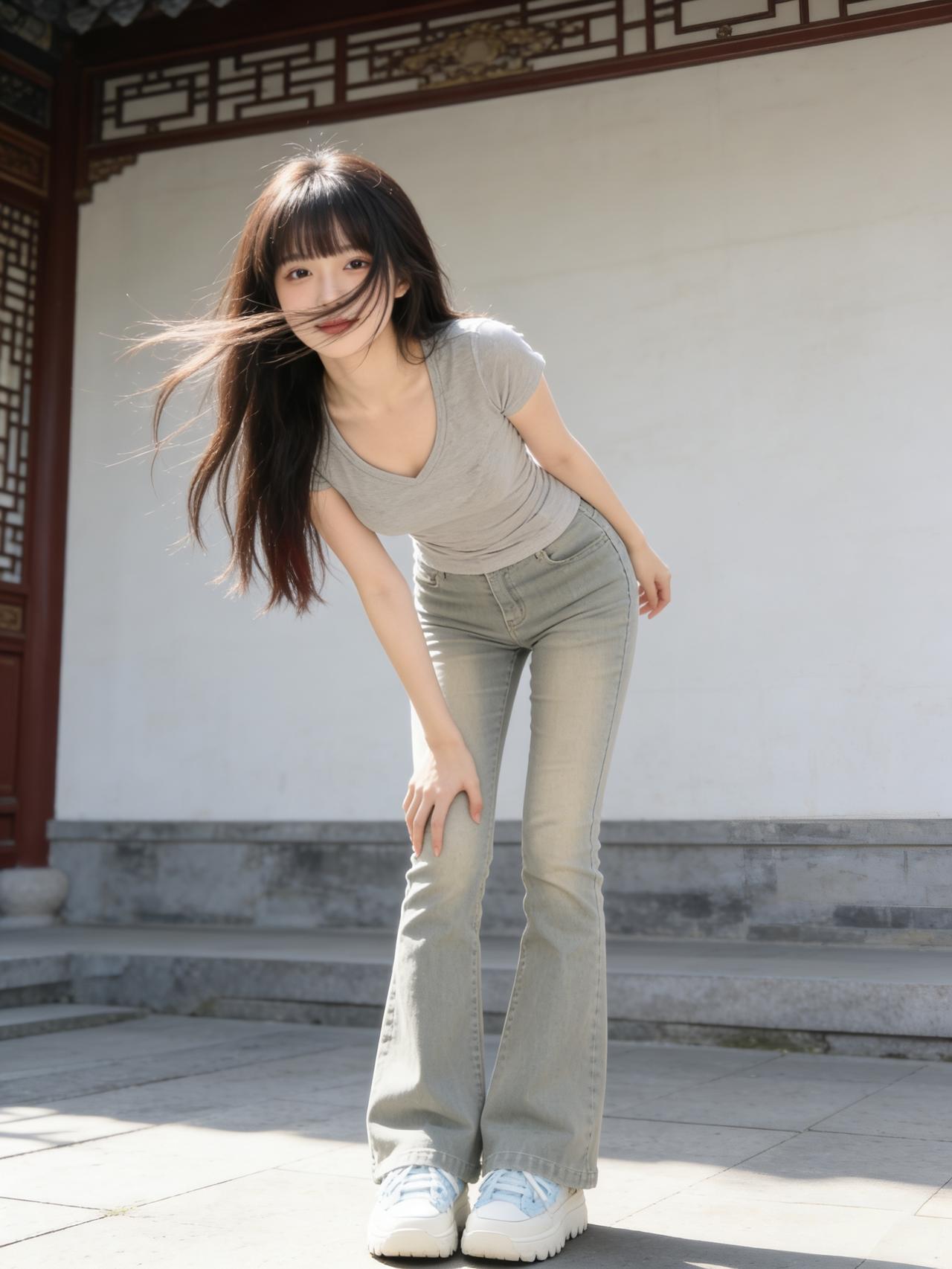 秋日晴空，云淡而天高远，天地间少了几分喧嚣，多了几分澄澈。人立其间，心自闲逸，仿