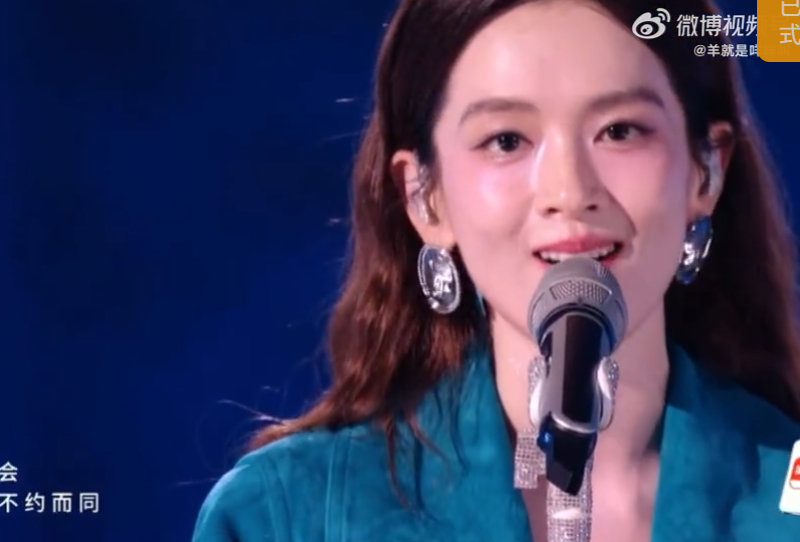 陈昊宇陈昊宇人鱼吟唱浪姐直播颜值唱功双顶配，陈昊宇直播舞台全程稳定输出，人鱼吟
