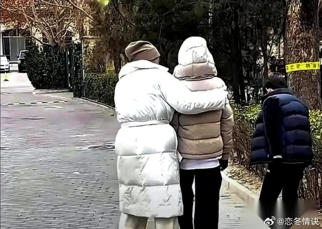 张兰这回算是真想通了。以前在直播间里，那两个大的孩子被她挂在嘴边，什么接班人