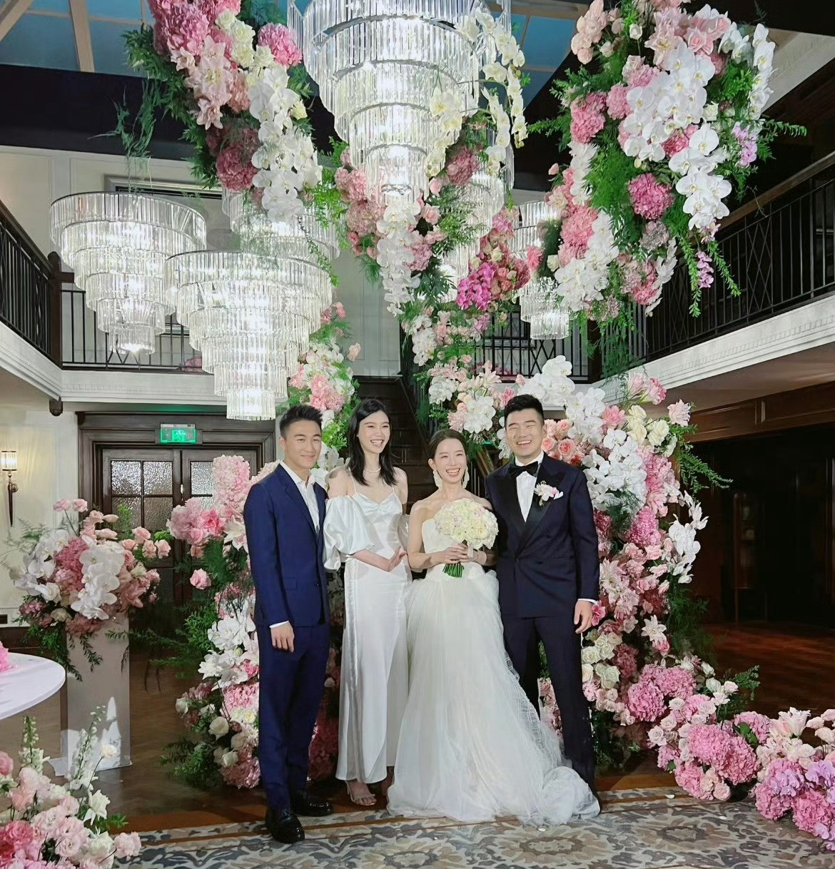 奚梦瑶何猷君出席好友婚礼，超模就是不一样，生完二胎还能美成这样！何猷君眼光真好~