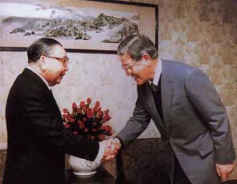 这是李登向蒋经国鞠躬握手的照片。蒋经国“眼拙”，找了一个台独顽固