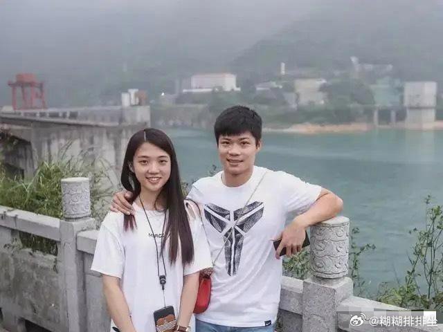 苏炳添与妻子年轻时照片，两人初中同学，初恋至今，属实可贵​​​