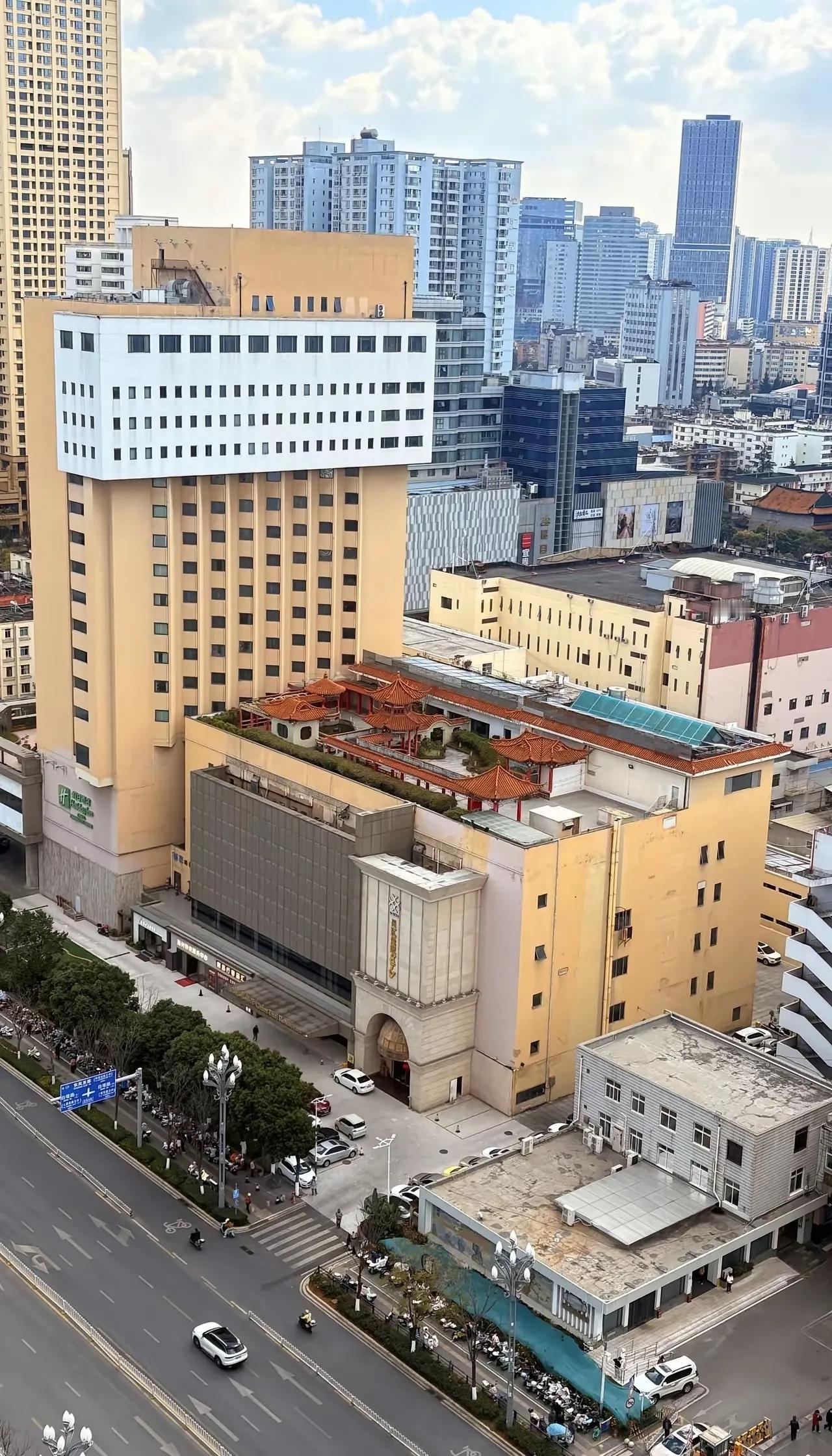 这个昆明中心假日酒店副楼上的这个建筑漂亮，设计师也是地空间利用好了，下次去入住的