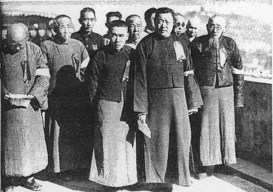 1938年，大汉奸陶锡三在家宴请日军。席间，他突然听到女儿的求救声：“爹，快救我