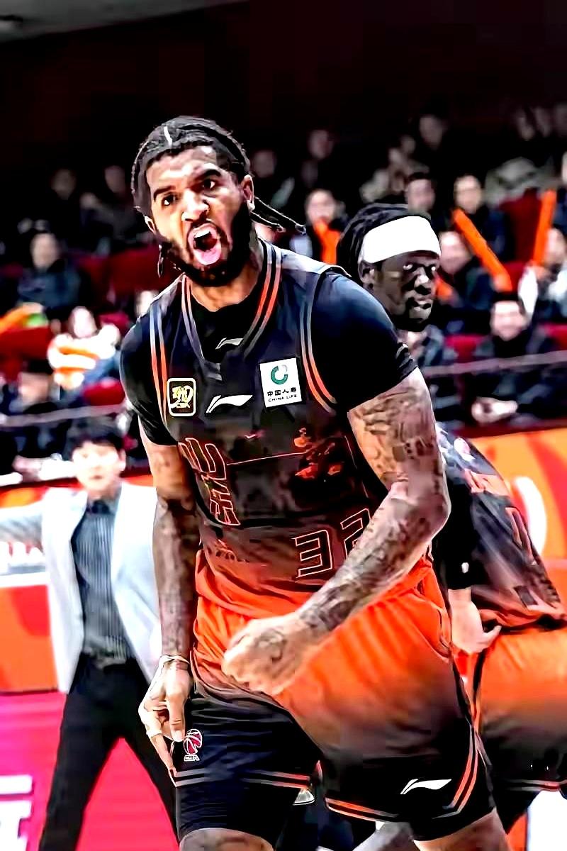 常规赛收官夜，山东主场对上海，首节还顶住了，分差咬得紧。到第二节，克里斯一次防