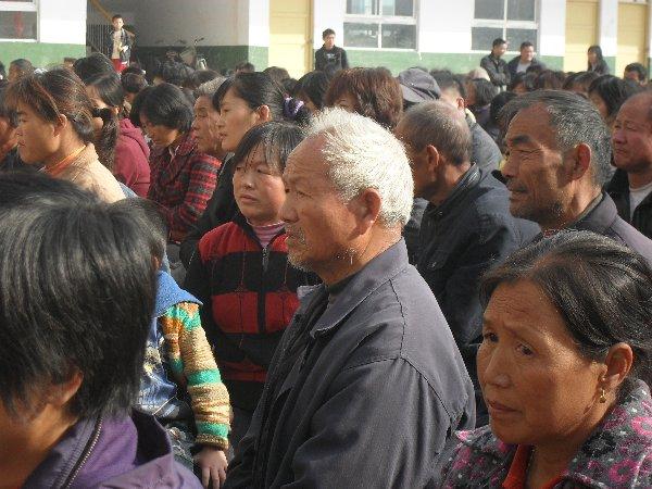 校门口看到的都是老人, 孩子的父母在干嘛?