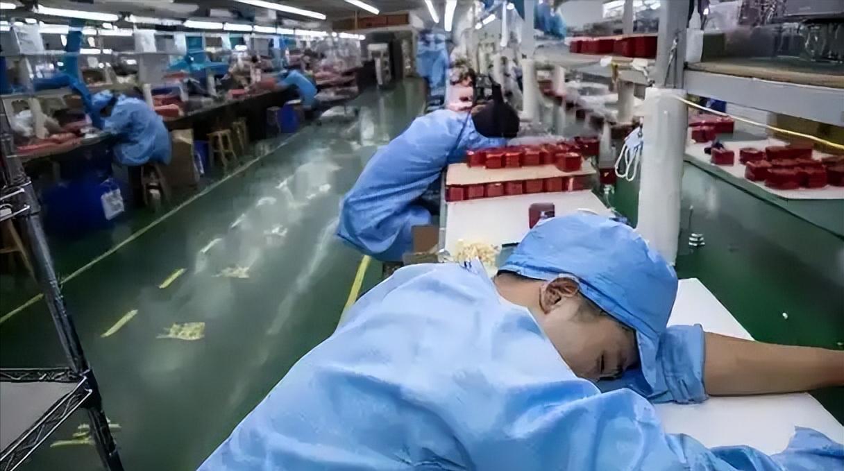 “12小时两班倒”这六个字，到底有多大的杀伤力？不用解释。干过工厂的人，看一眼就