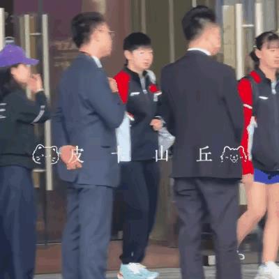 孙颖莎、王楚钦澳门首训从酒店出发，俩人待遇还真不一样！咱世一姐孙颖莎，直接坐阿