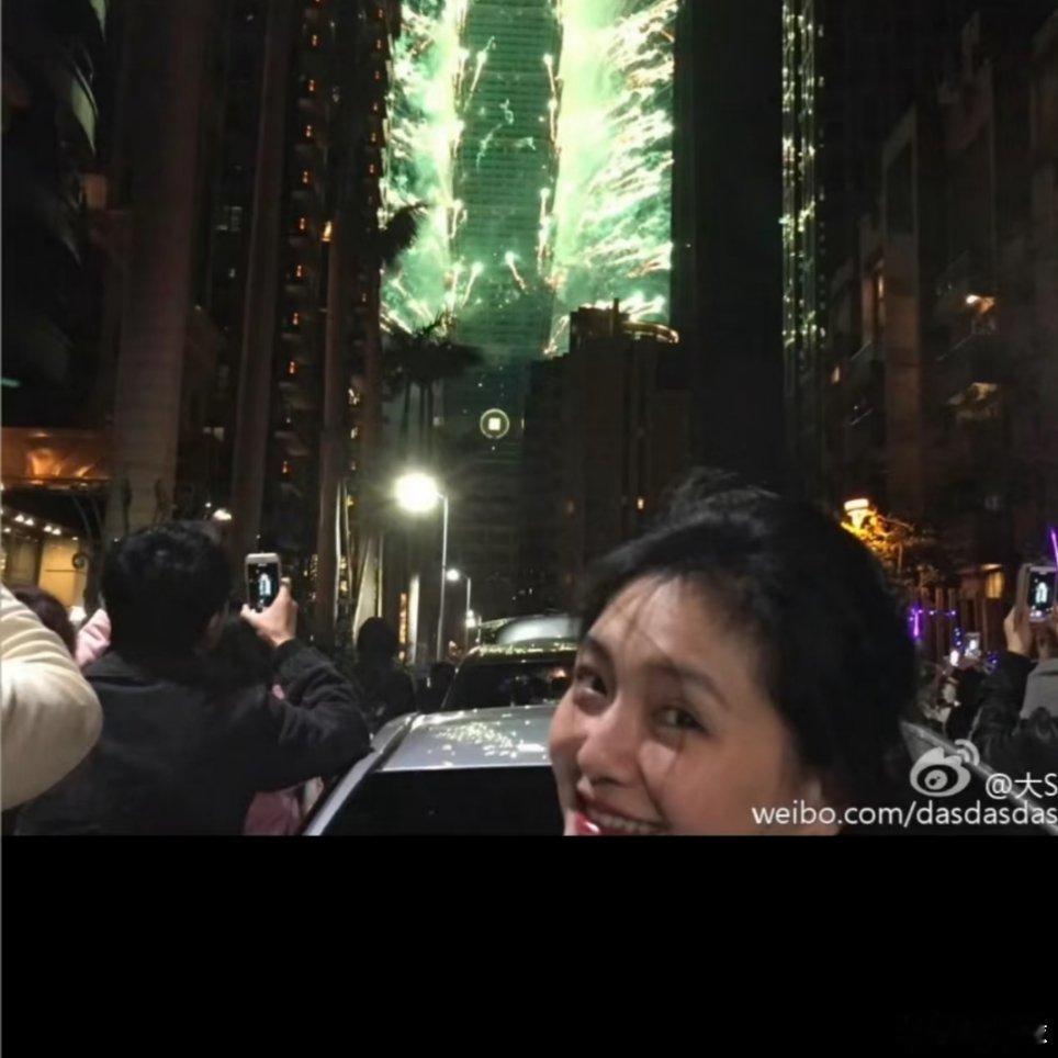 什么叫今非昔比？小S跨年夜更新，从未忘记过大S。小S和妈妈一起跨年。汪小菲跨年夜